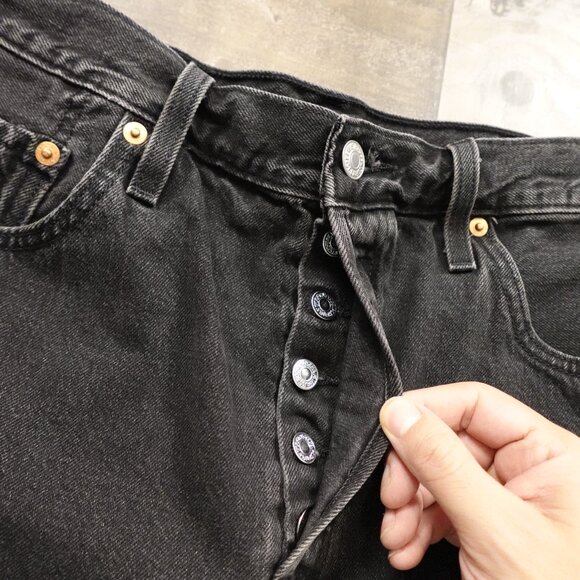 Levi’s 501 Cutoff Denim Shorts Women’s W32 Black Vintage Raw Hem - Picture 2 of 11